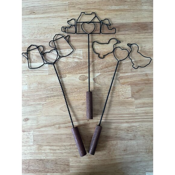 Primitive Black Wire Duck & Heart Rug Beater With Wooden Handle - Picture 2 of 4